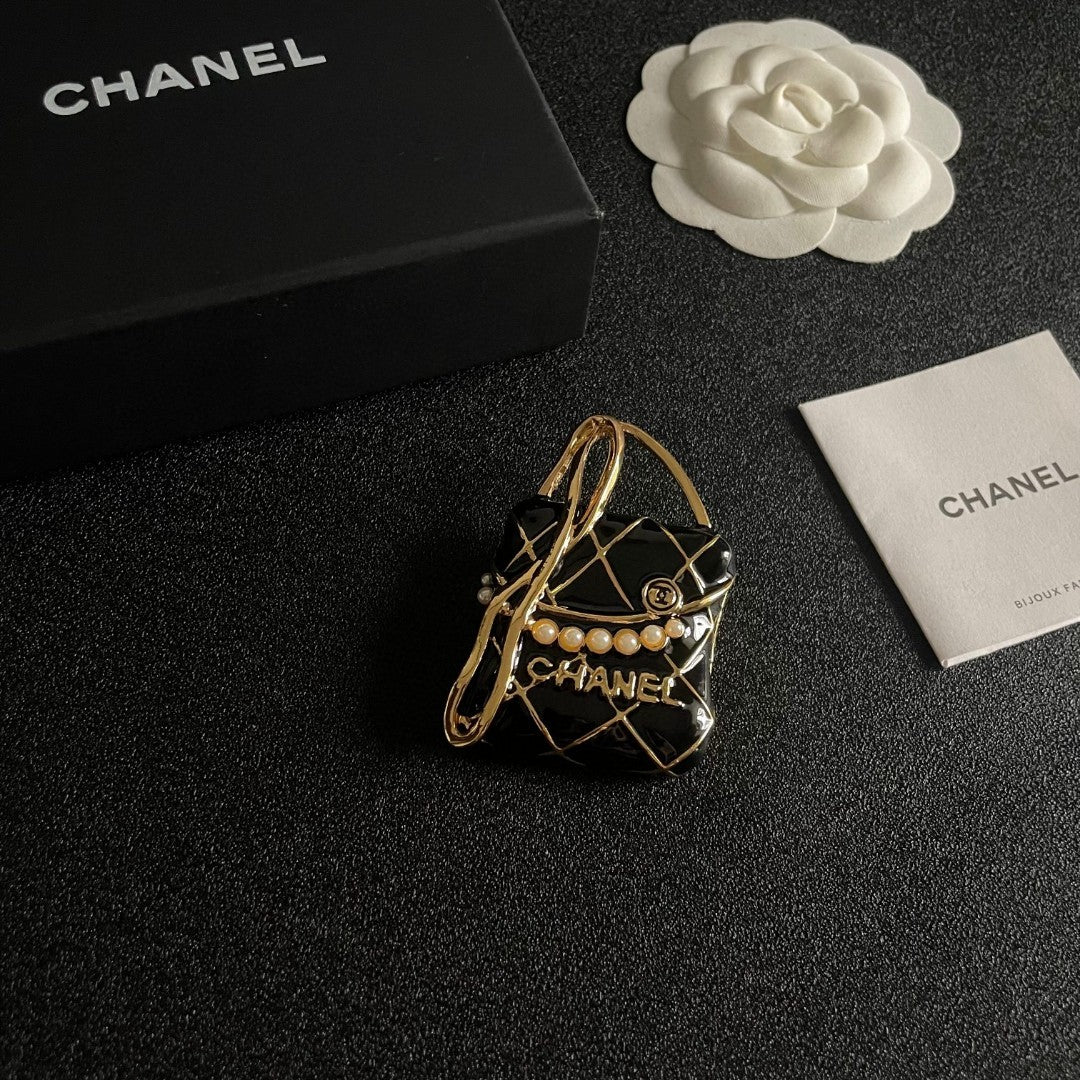 Double-C Emblem Brooch in Polished Metal-Tone – Design 053 close-up detail