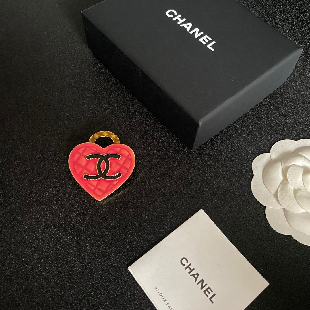 Double-C Emblem Brooch in Polished Metal-Tone – Heart Detail – Design 002 close-up detail