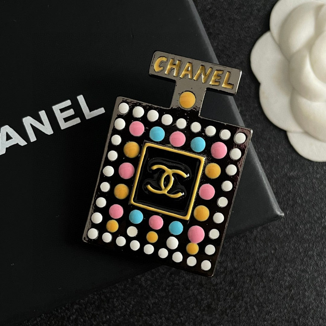 Double-C Emblem Brooch in Polished Metal-Tone – Design 041 detail view
