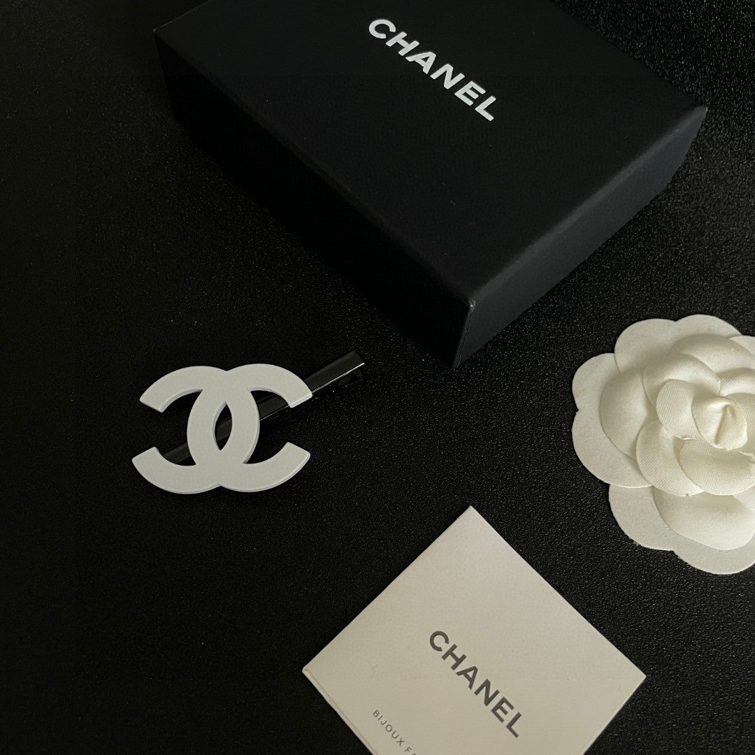 Double-C Emblem Hair Clip – Design 022 close-up detail