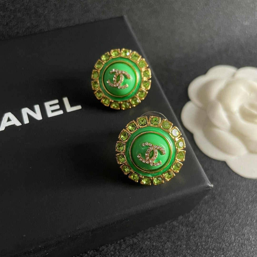 Double-C Emblem Pearl-Detail Stud Earrings – Pearl Detail – Design 016 side detail