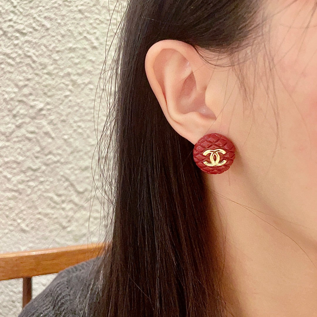 Double-C Emblem Stud Earrings in Polished Metal-Tone – Design 298 detail view
