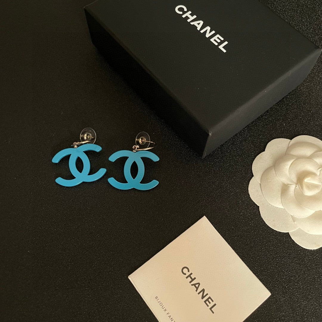 Double-C Emblem Statement Earrings in Polished Metal-Tone – Design 041 close-up detail