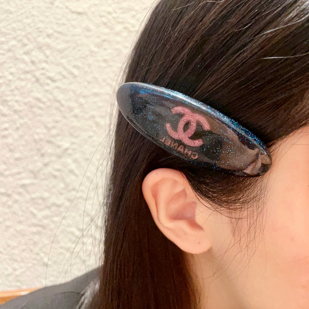 Double-C Emblem Hair Clip – Design 018 main product view