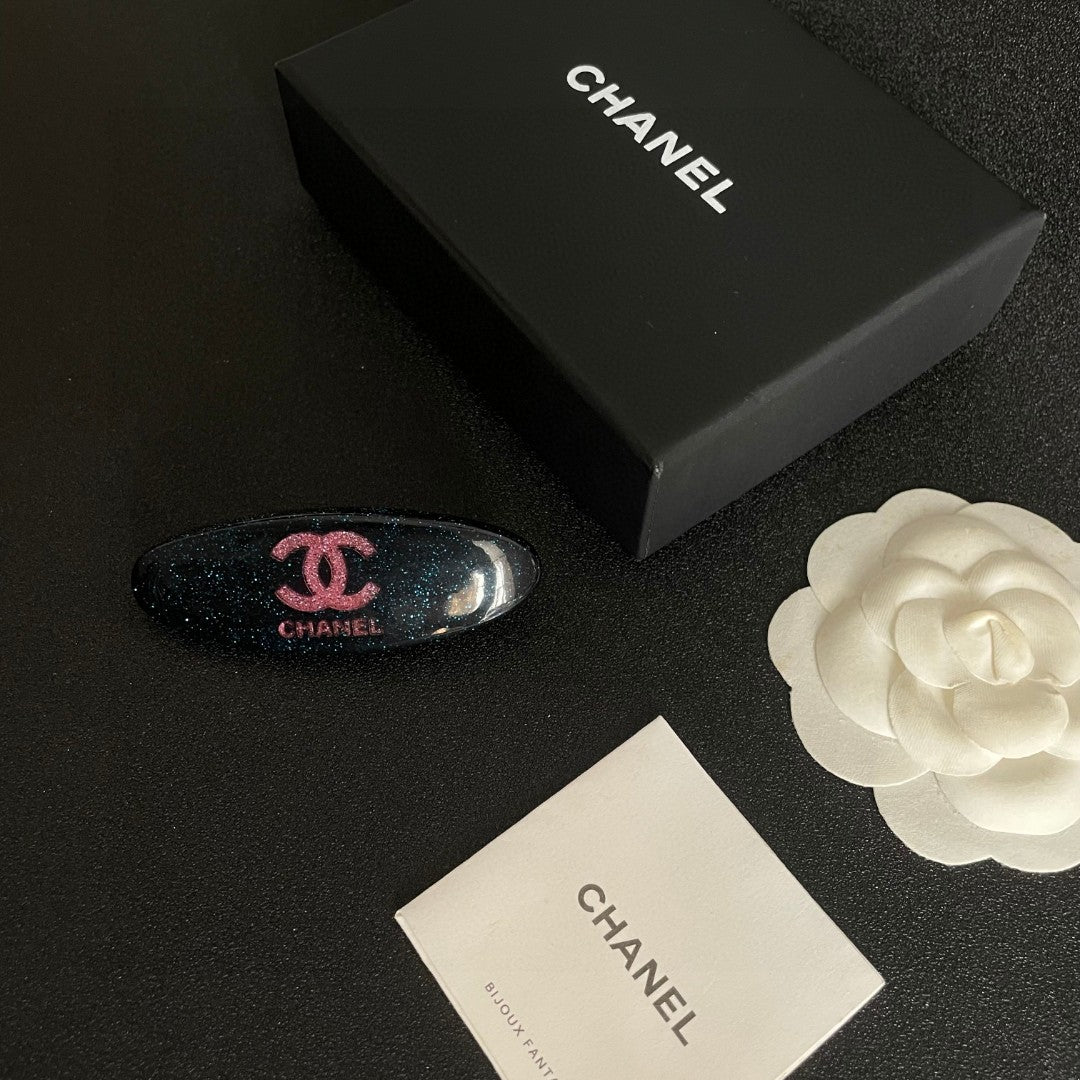 Double-C Emblem Hair Clip – Design 018 close-up detail