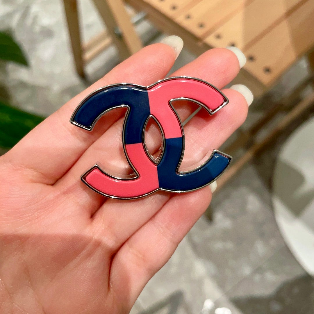 Double-C Emblem Brooch in Polished Metal-Tone – Design 033 detail view