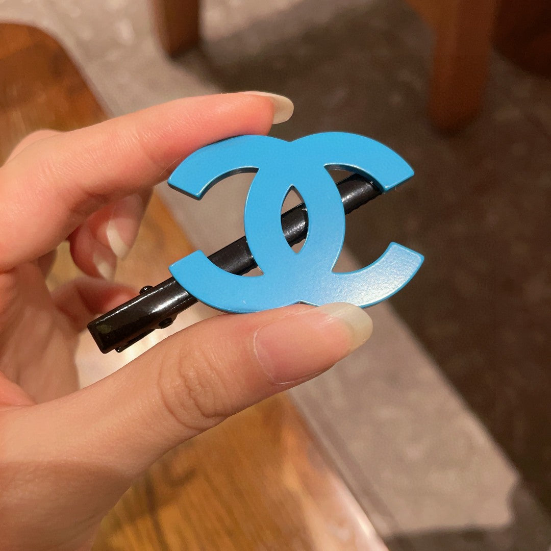 Double-C Emblem Hair Clip – Design 014 detail view