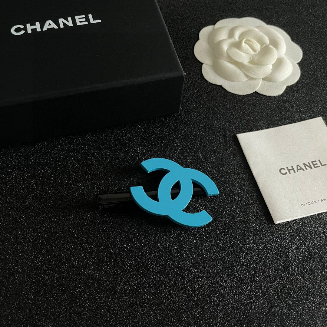 Double-C Emblem Hair Clip – Design 014 styled product view