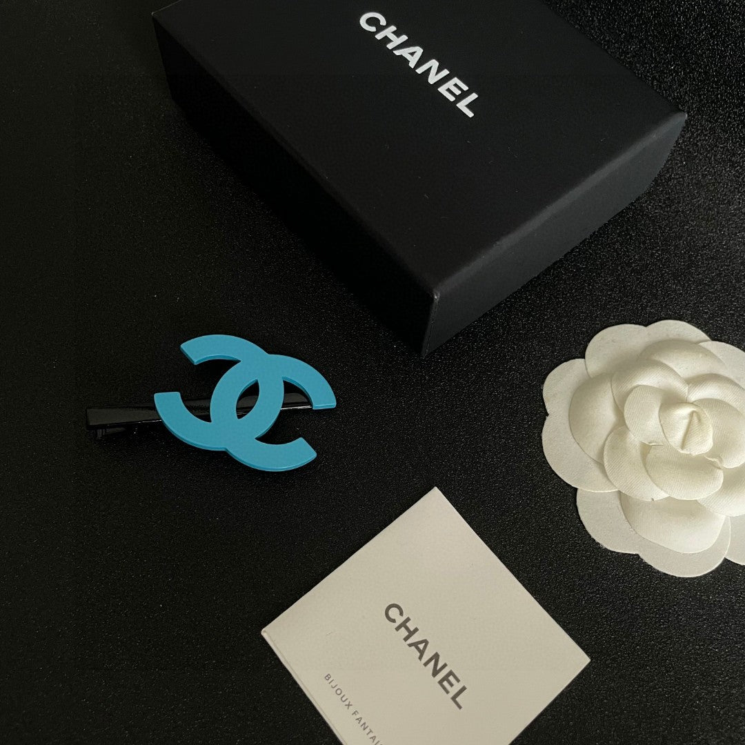 Double-C Emblem Hair Clip – Design 014 close-up detail