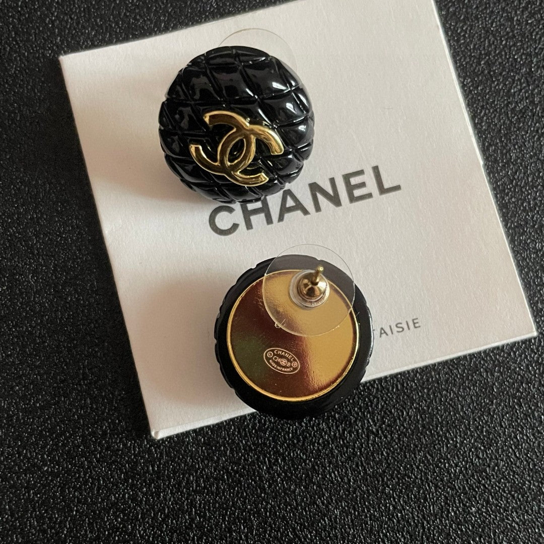 Double-C Emblem Stud Earrings in Polished Metal-Tone – Design 200 main product view