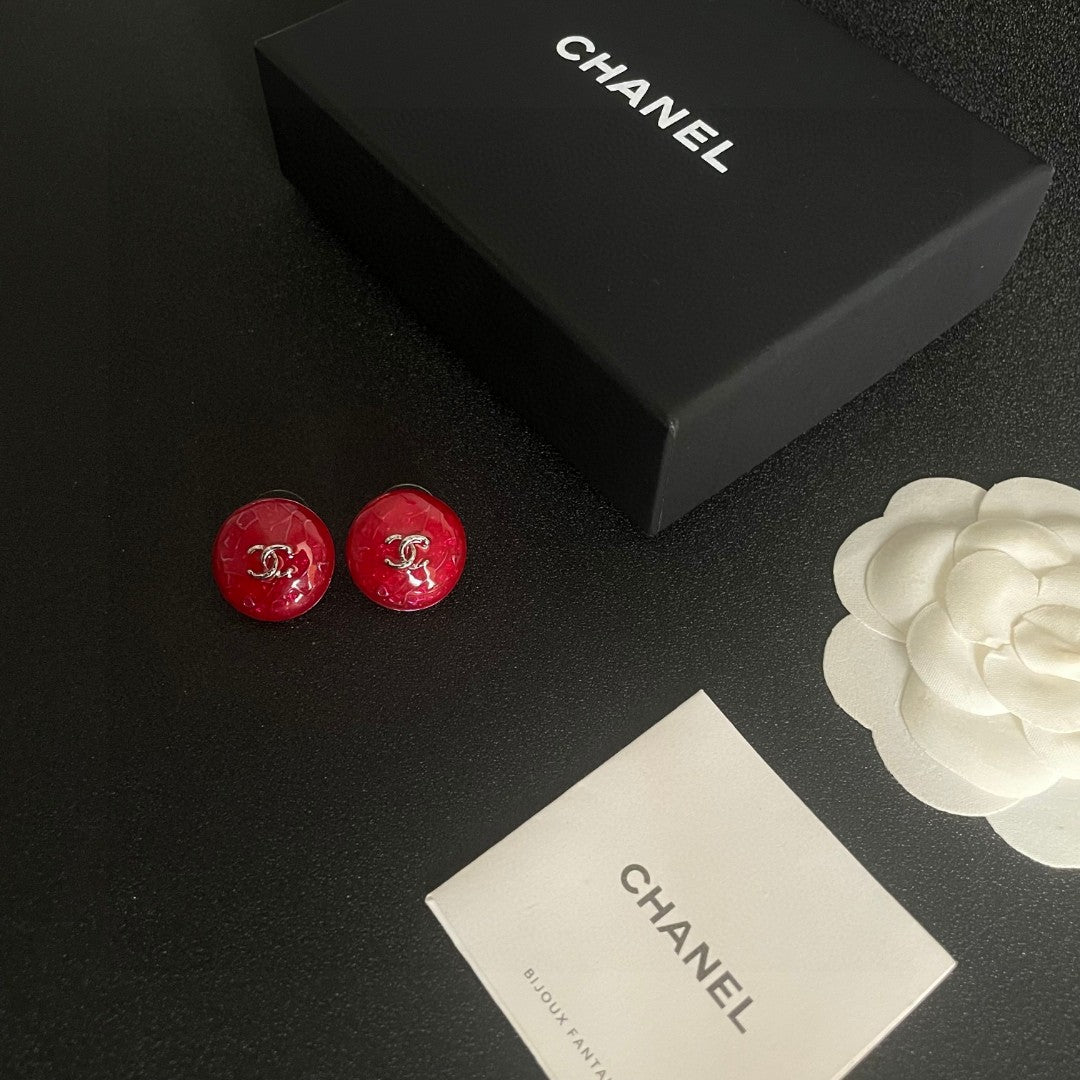 Double-C Emblem Stud Earrings in Polished Metal-Tone – Design 198 close-up detail
