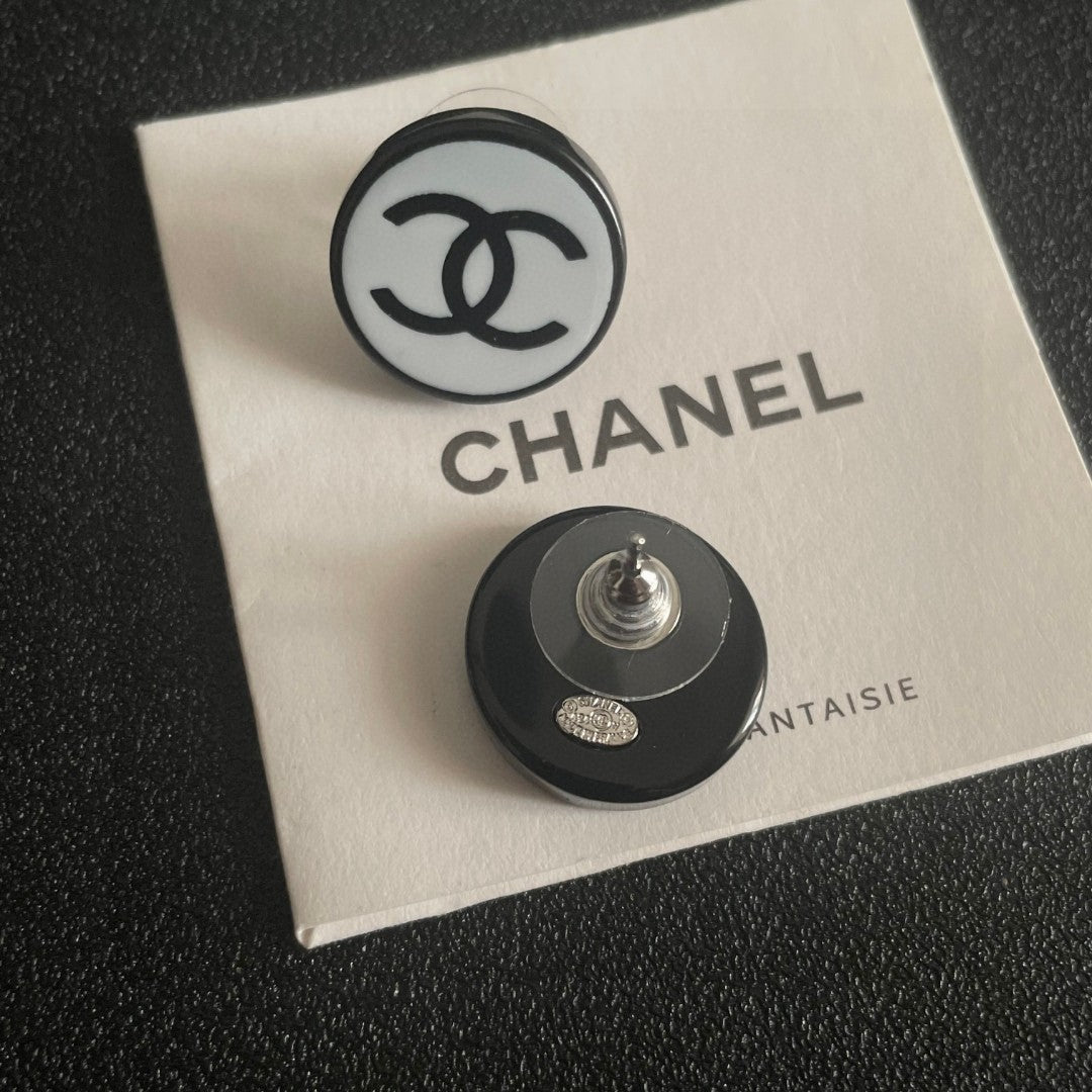 Double-C Emblem Stud Earrings in Polished Metal-Tone – Design 155 main product view