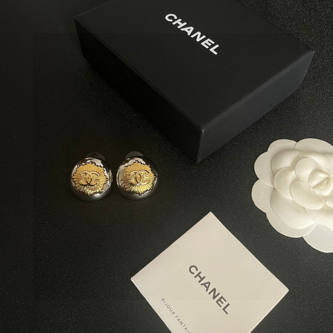 Double-C Emblem Stud Earrings in Polished Metal-Tone – Design 045 close-up detail