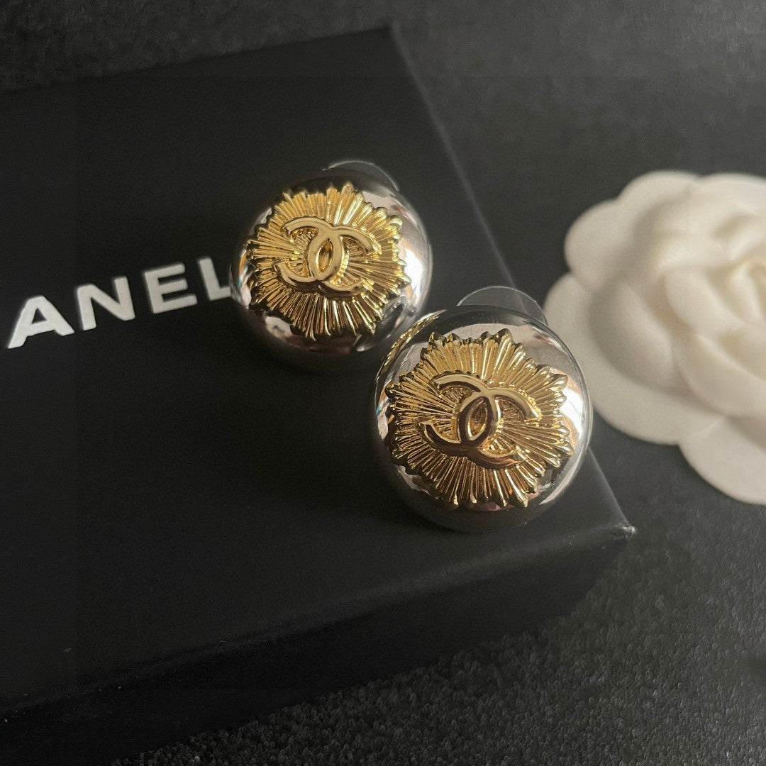 Double-C Emblem Stud Earrings in Polished Metal-Tone – Design 045 detail view