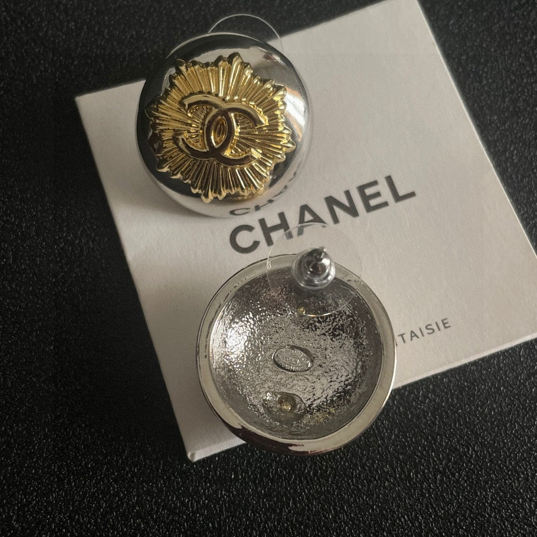 Double-C Emblem Stud Earrings in Polished Metal-Tone – Design 045 main product view