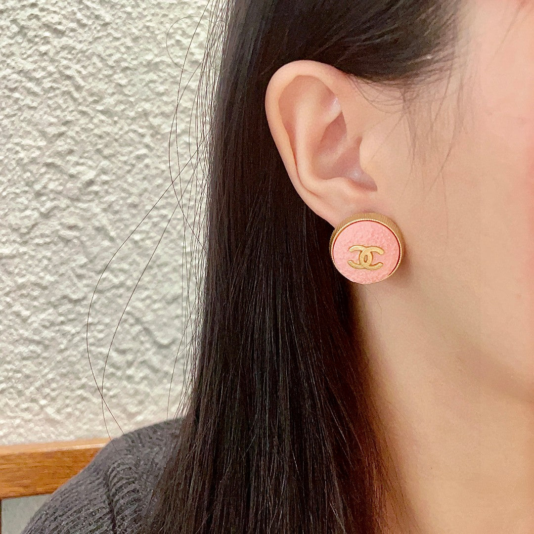 Double-C Emblem Stud Earrings in Polished Metal-Tone – Design 044 detail view