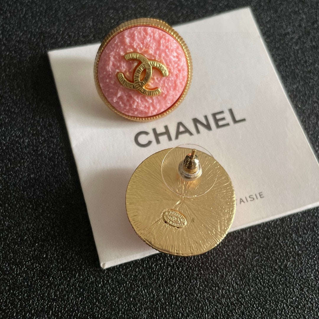 Double-C Emblem Stud Earrings in Polished Metal-Tone – Design 044 main product view
