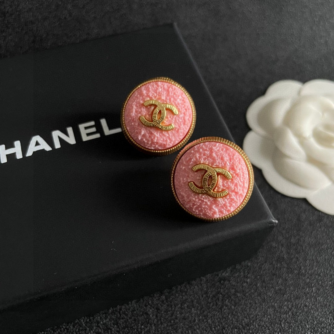 Double-C Emblem Stud Earrings in Polished Metal-Tone – Design 044 detail view