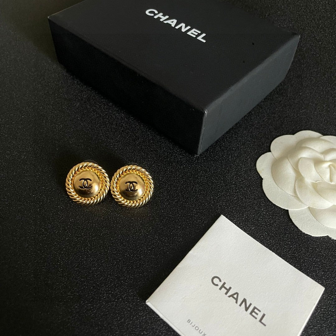 Double-C Emblem Stud Earrings in Polished Metal-Tone – Design 043 close-up detail
