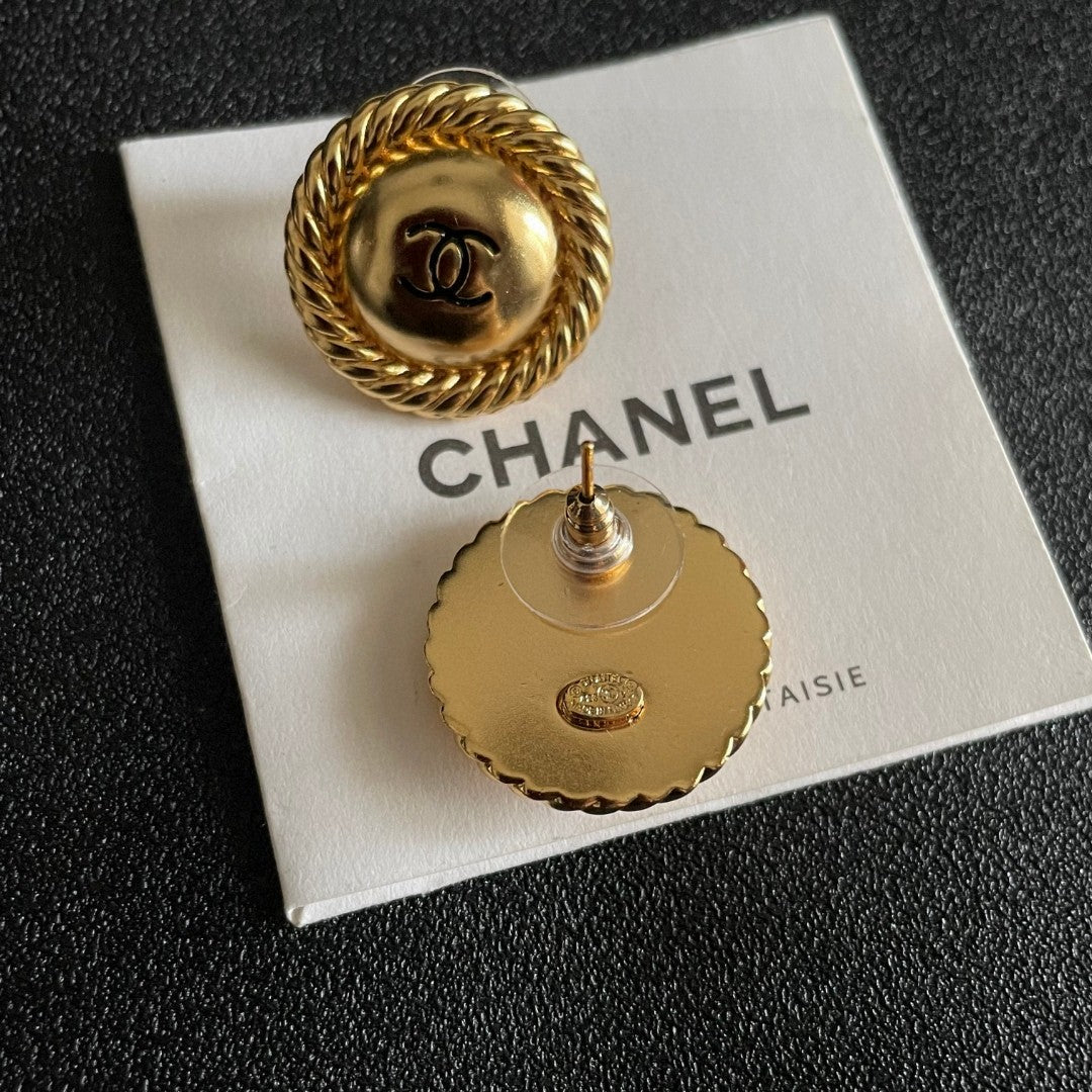 Double-C Emblem Stud Earrings in Polished Metal-Tone – Design 043 main product view