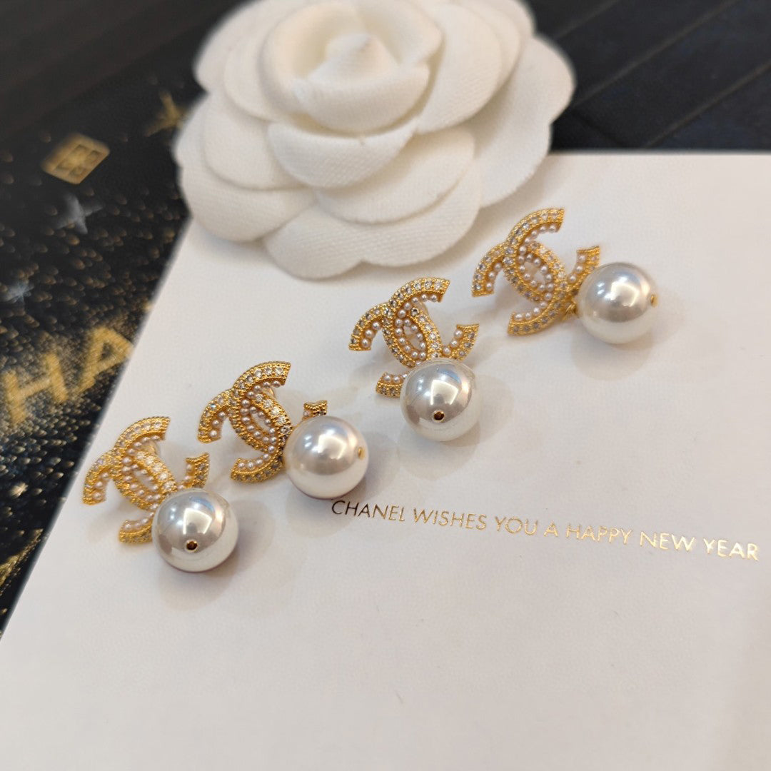 Letter Pearl-Detail Stud Earrings – Pearl Detail detail view