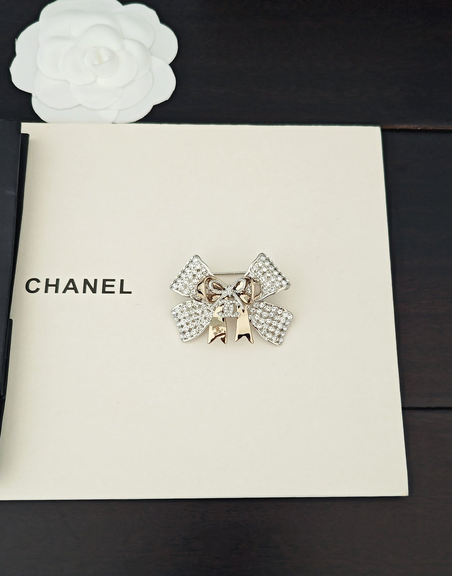 Bow Brooch in Gold-Tone – Design 003 detail view