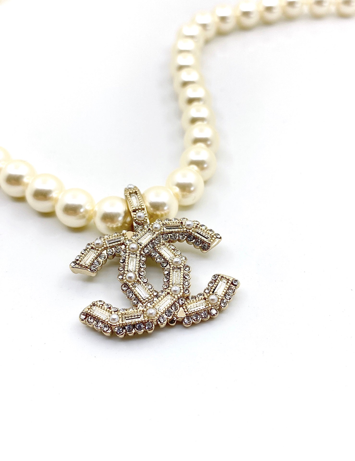Pearl Pearl-Detail Pendant Necklace – Pearl Detail – Design 030 side detail