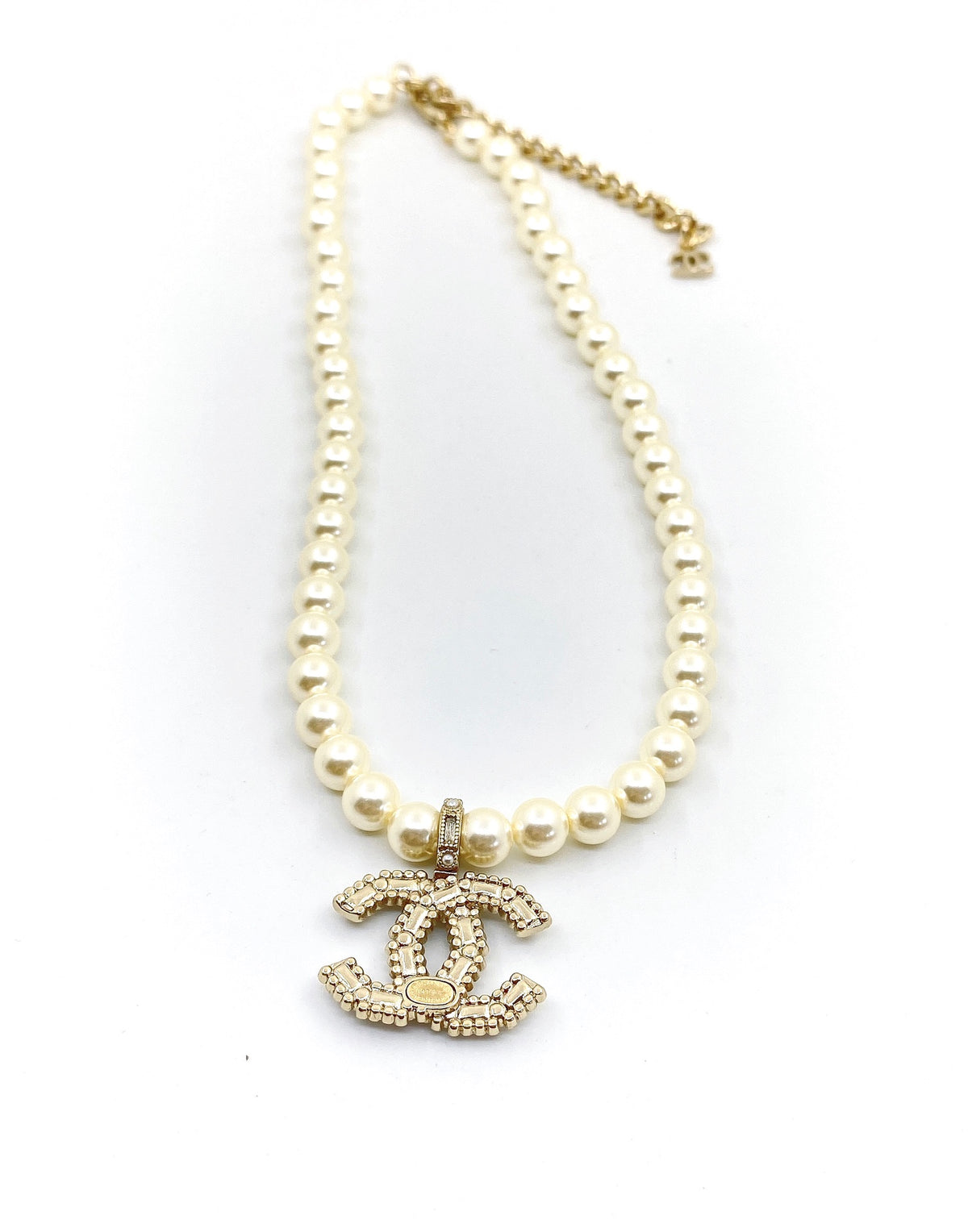 Pearl Pearl-Detail Pendant Necklace – Pearl Detail – Design 030 detail view