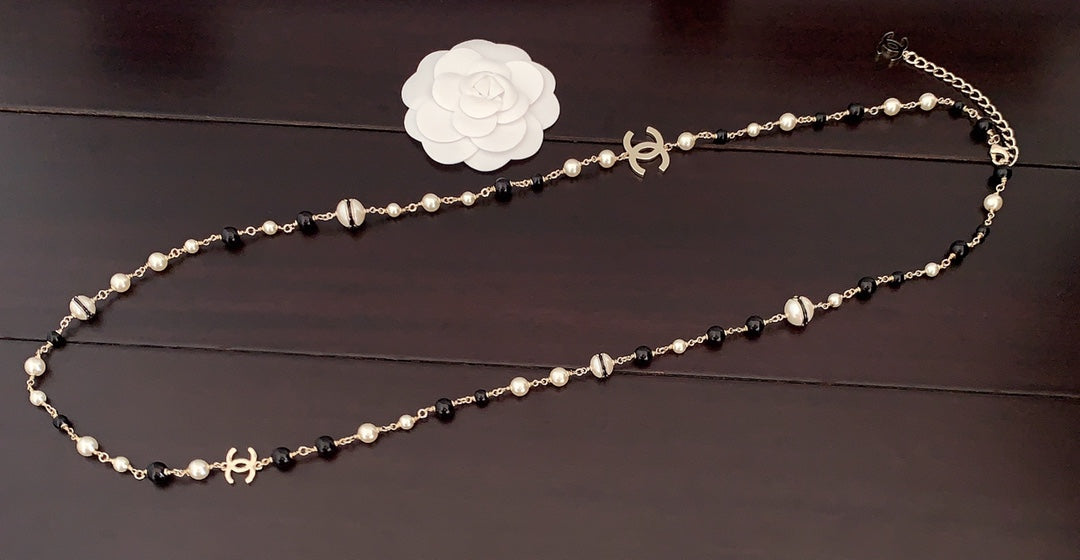 Pearl Pearl-Detail Pendant Necklace – Pearl Detail – Design 045 detail view