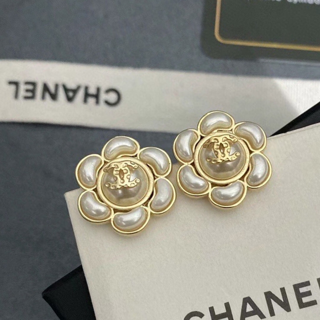 Pearl Pearl-Detail Stud Earrings – Pearl Detail – Design 012 main product view