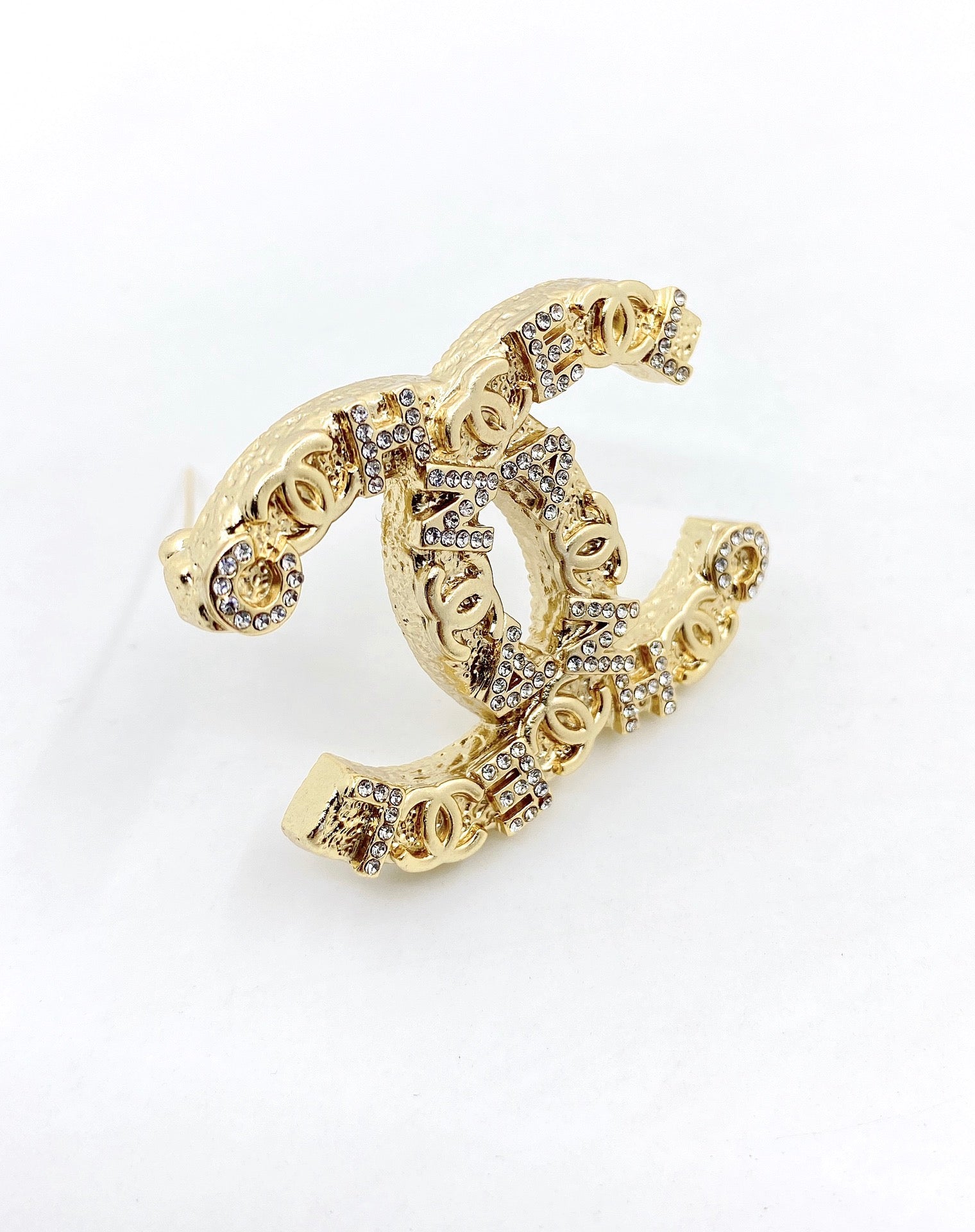 Double-C Emblem Brooch in Gold-Tone – Design 005 side detail