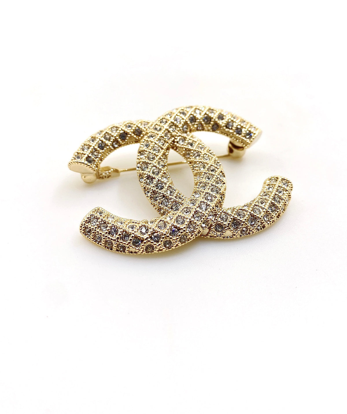 Double-C Emblem Brooch in Gold-Tone – Design 003 side detail