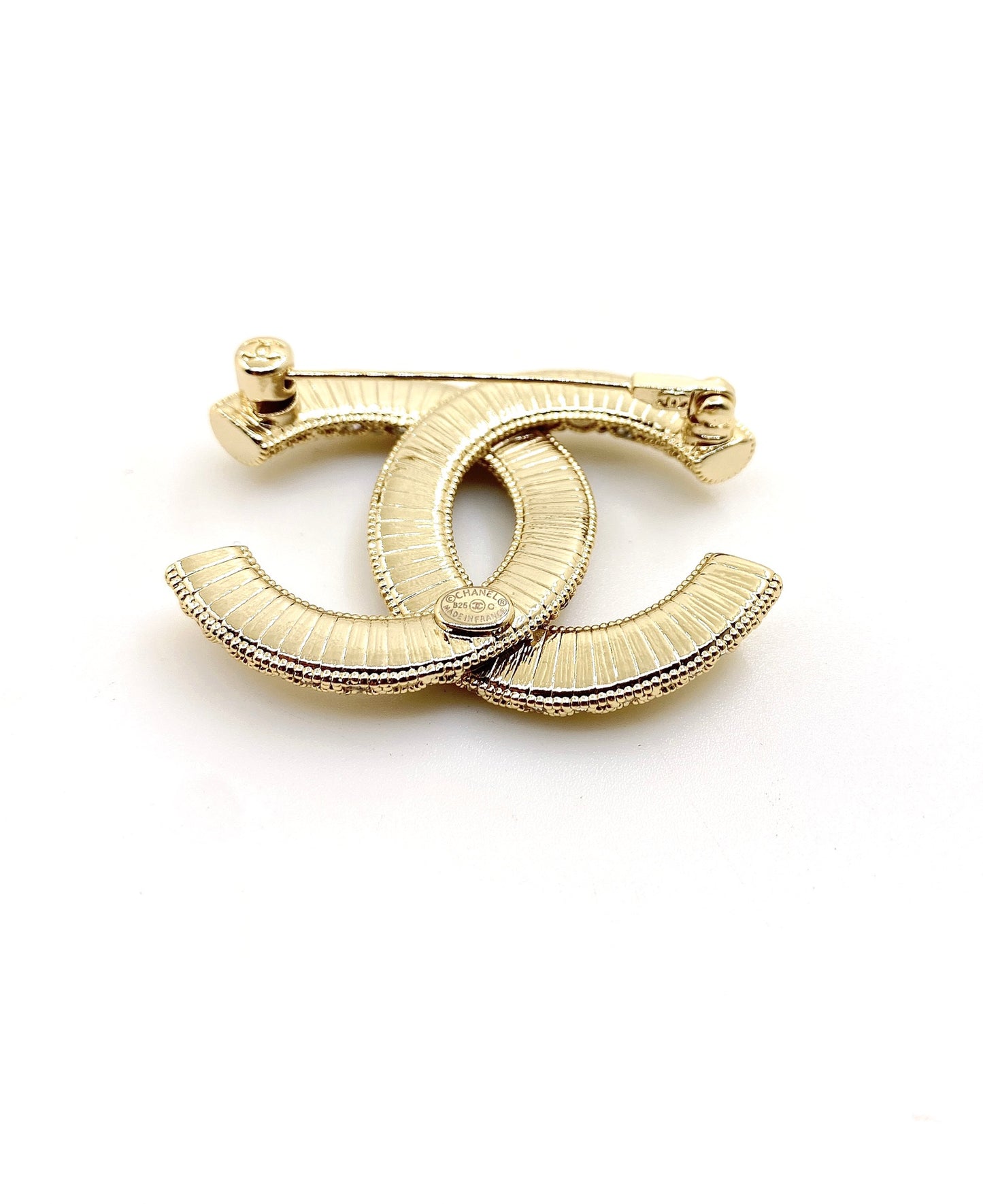 Double-C Emblem Brooch in Gold-Tone – Design 003 detail view