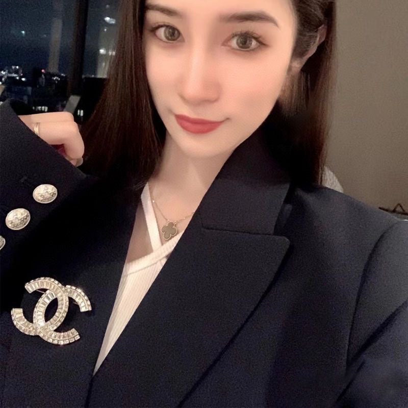 Double-C Emblem Brooch in Polished Metal-Tone – Design 023 side detail