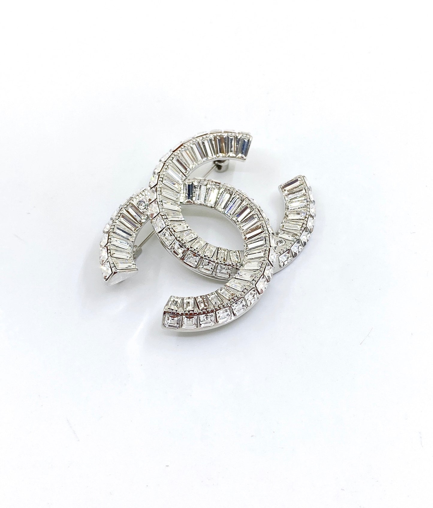 Double-C Emblem Brooch in Polished Metal-Tone – Design 024 close-up detail