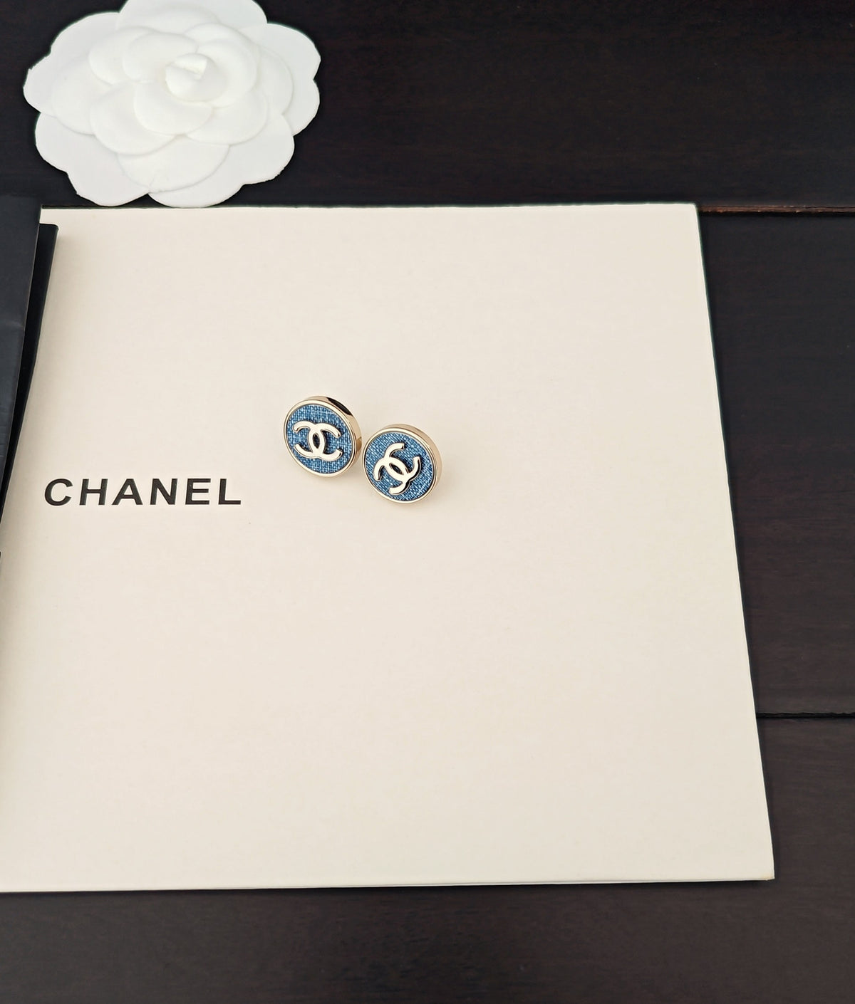 Round Stud Earrings in Gold-Tone – Blue Detail – Design 002 close-up detail