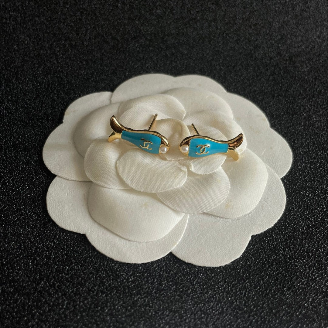 Double-C Emblem Stud Earrings in Polished Metal-Tone – Design 452 detail view