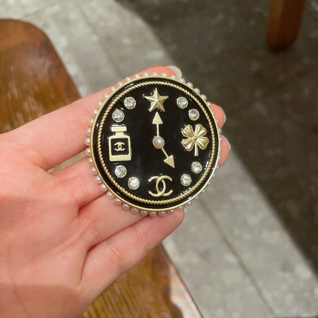 Double-C Emblem Brooch in Polished Metal-Tone – Design 003 side detail