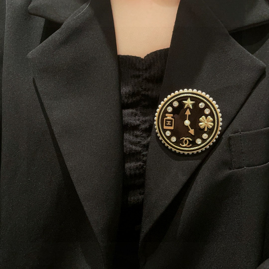 Double-C Emblem Brooch in Polished Metal-Tone – Design 003 front product view