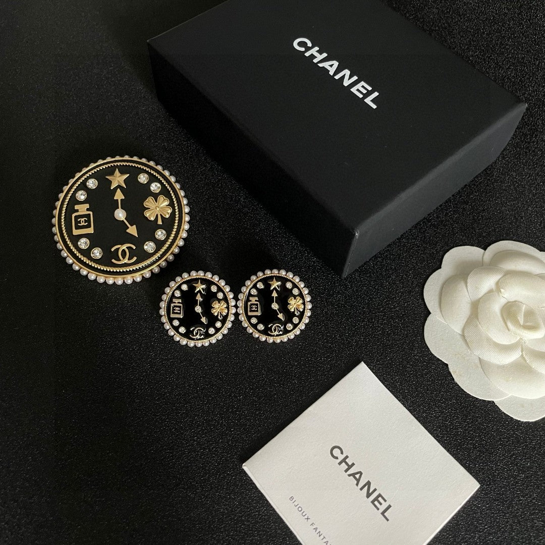 Double-C Emblem Brooch in Polished Metal-Tone – Design 003 close-up detail