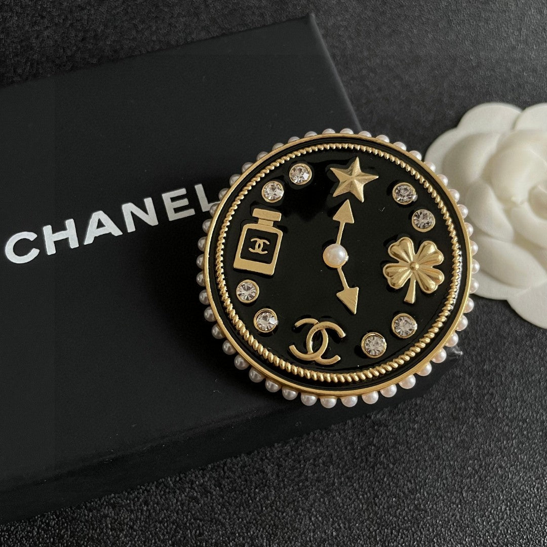 Double-C Emblem Brooch in Polished Metal-Tone – Design 067 detail view