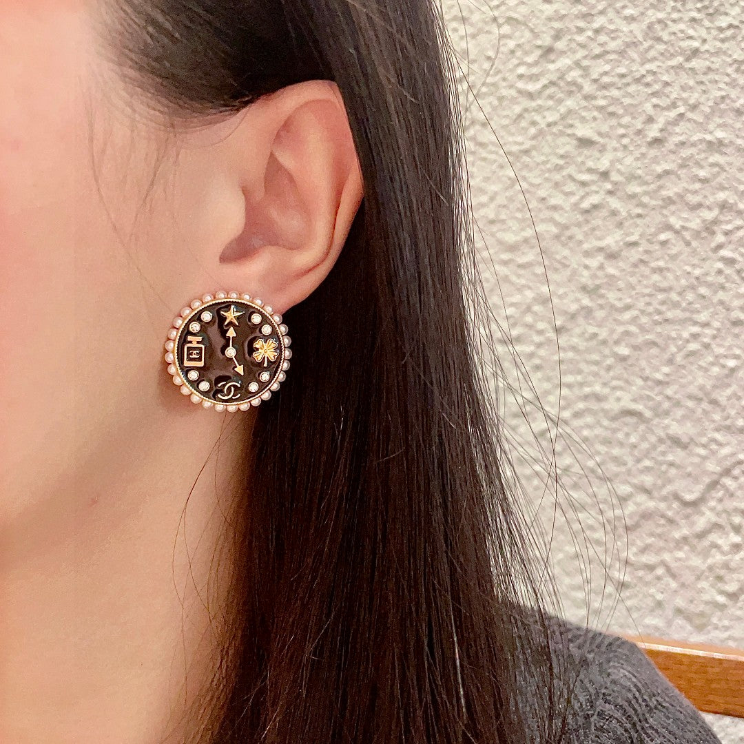 Double-C Emblem Stud Earrings in Polished Metal-Tone – Design 019 detail view