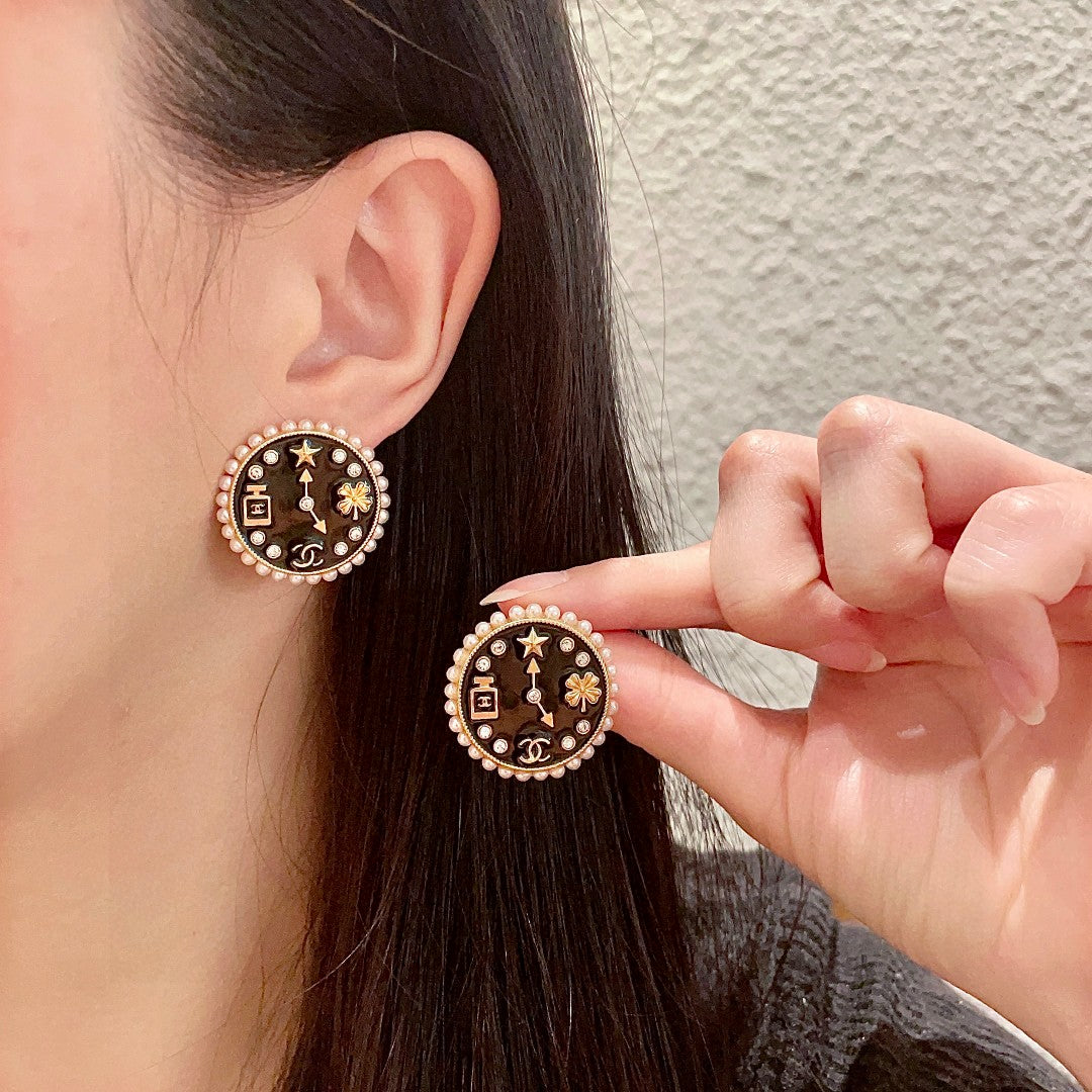 Double-C Emblem Stud Earrings in Polished Metal-Tone – Design 019 main product view