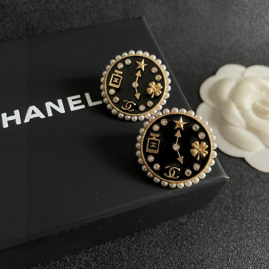 Double-C Emblem Stud Earrings in Polished Metal-Tone – Design 019 detail view