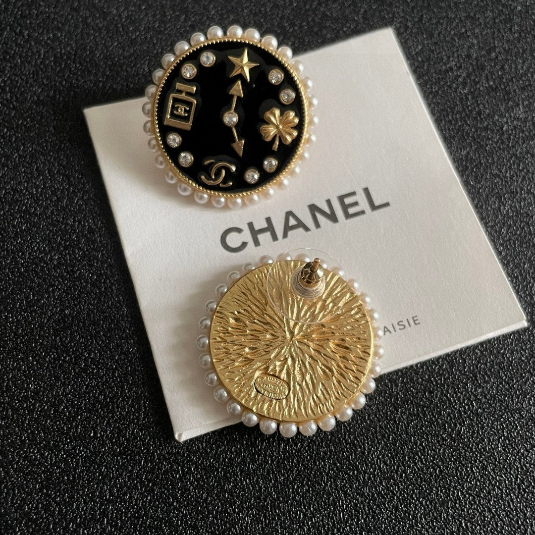 Double-C Emblem Stud Earrings in Polished Metal-Tone – Design 019 main product view