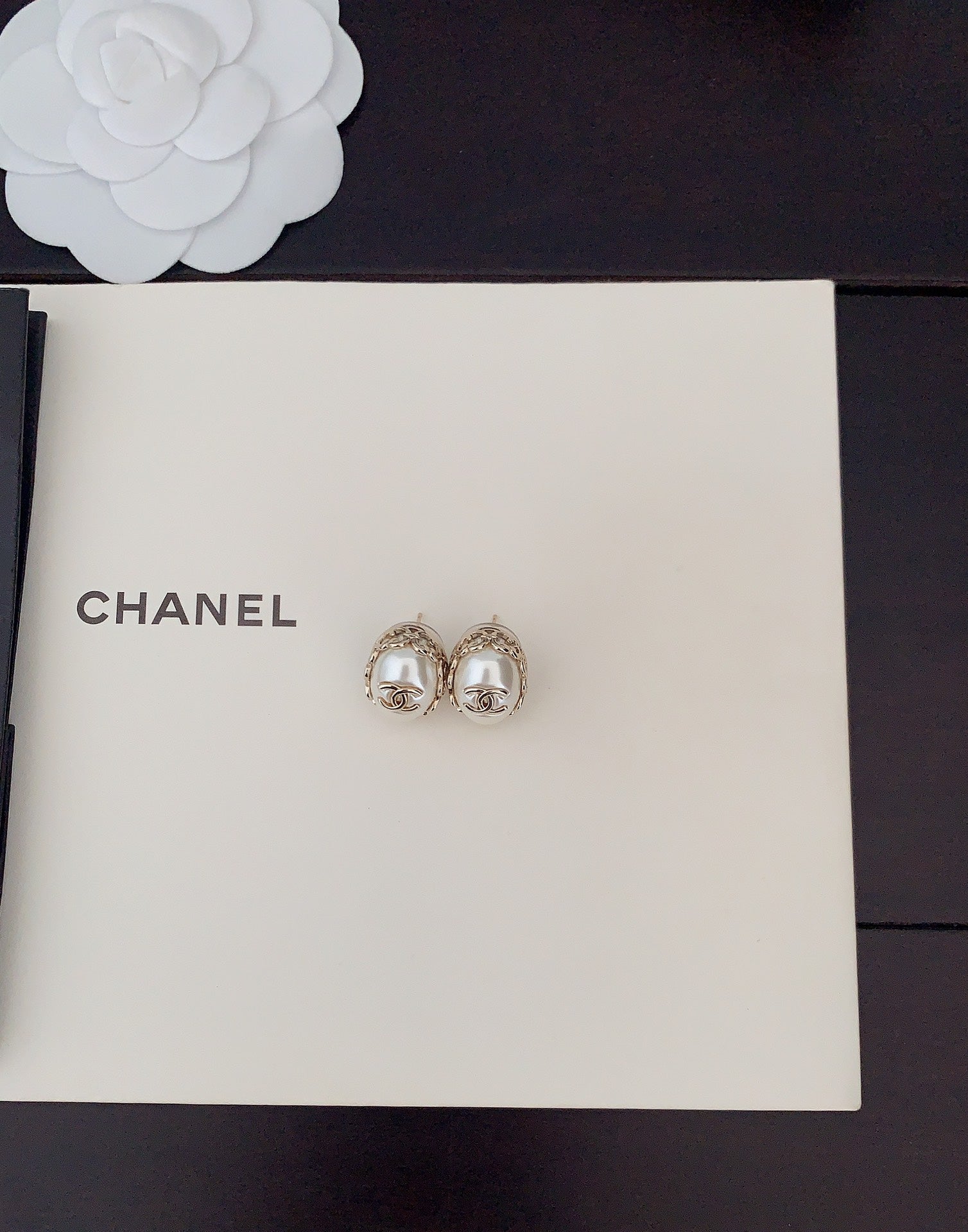 Pearl Pearl-Detail Stud Earrings – Pearl Detail – Design 004 close-up detail
