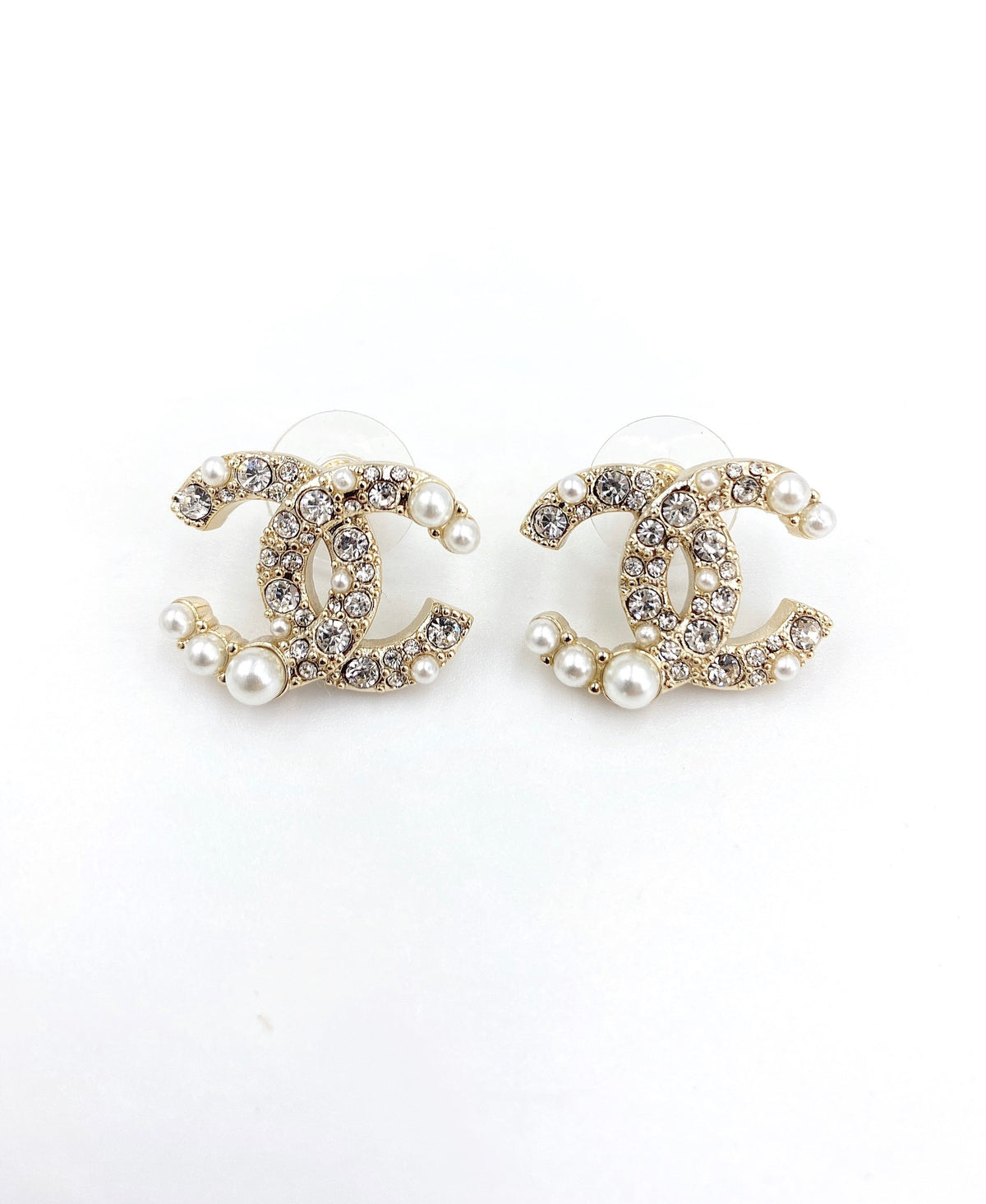 Double-C Emblem Pearl-Detail Stud Earrings – Pearl Detail – Design 007 main product view