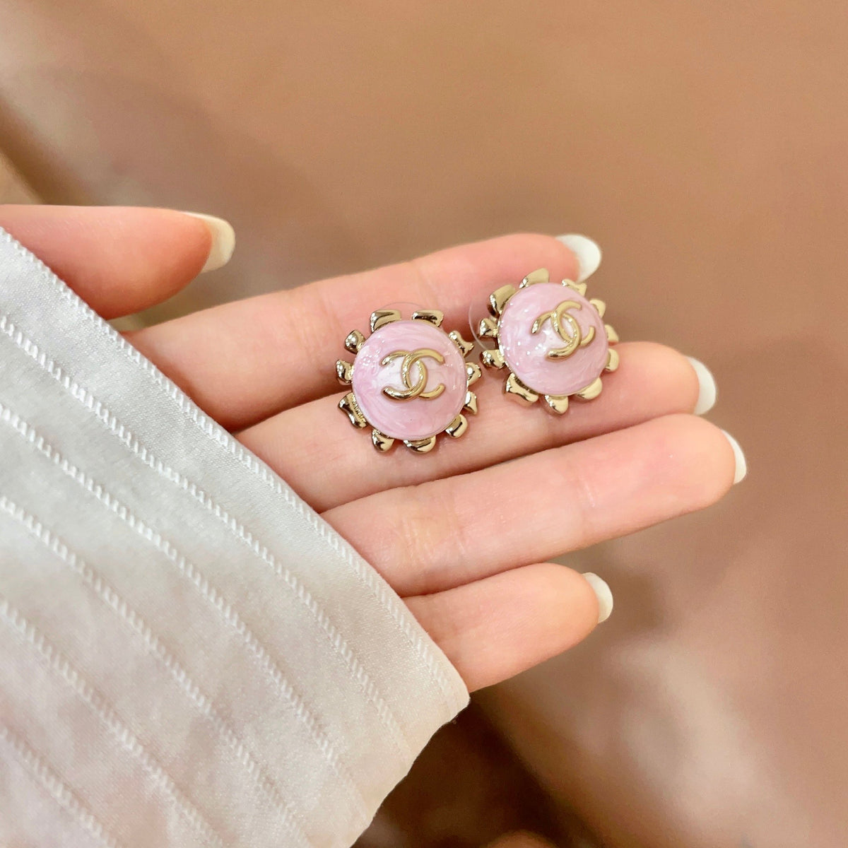 Double-C Emblem Stud Earrings in Polished Metal-Tone – Design 011 side detail