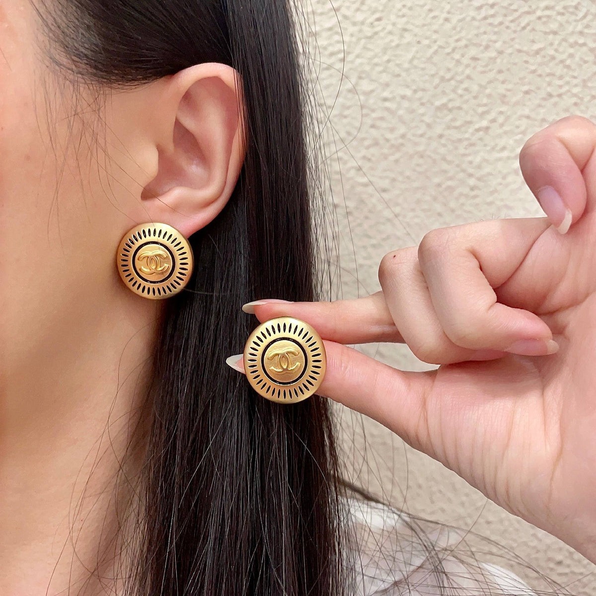 Double-C Emblem Stud Earrings in Polished Metal-Tone – Design 100 main product view