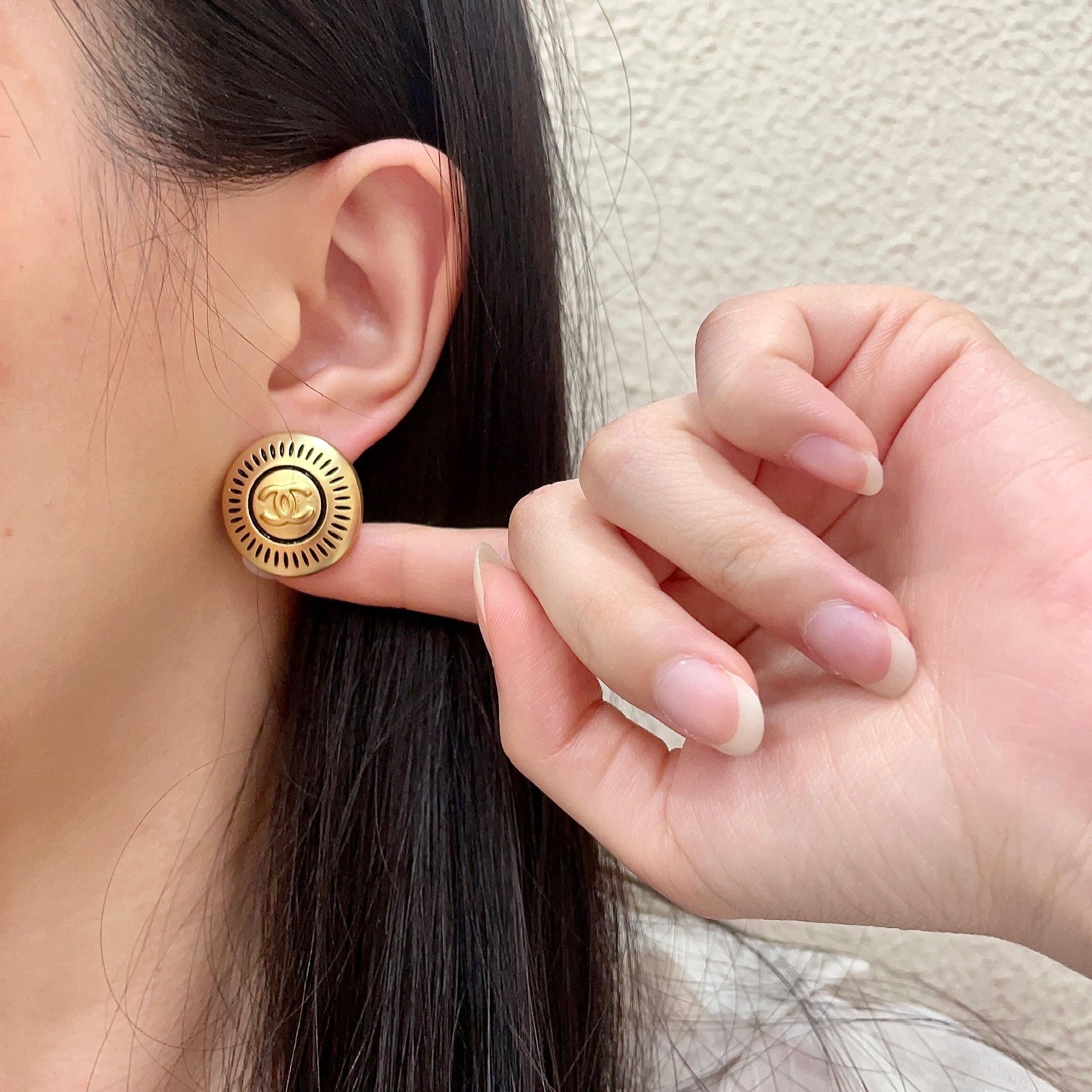Double-C Emblem Stud Earrings in Polished Metal-Tone – Design 100 front product view